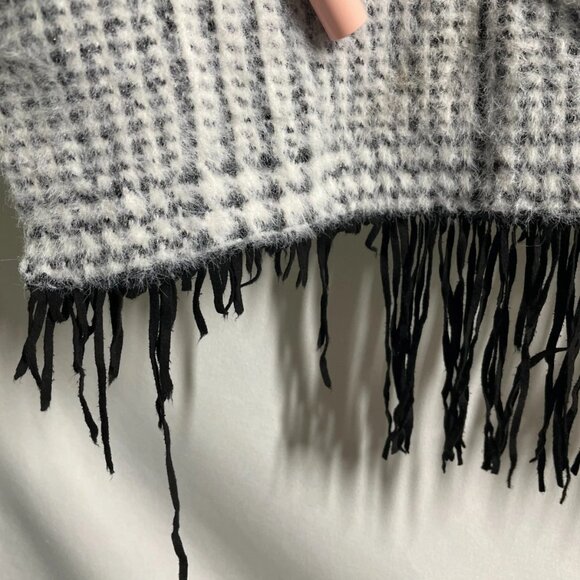 Chico's Womens Black Gray Fringe Hem Plaid Relaxed Cape Sweater Size L/XL - Picture 8 of 11